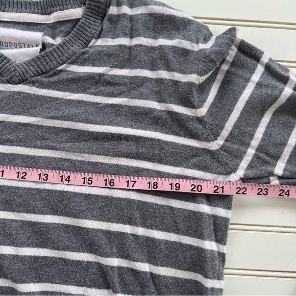 Aeropostale Gray & White Stripe Long Sleeve V-Neck Knit Sweater size L - Picture 5 of 9